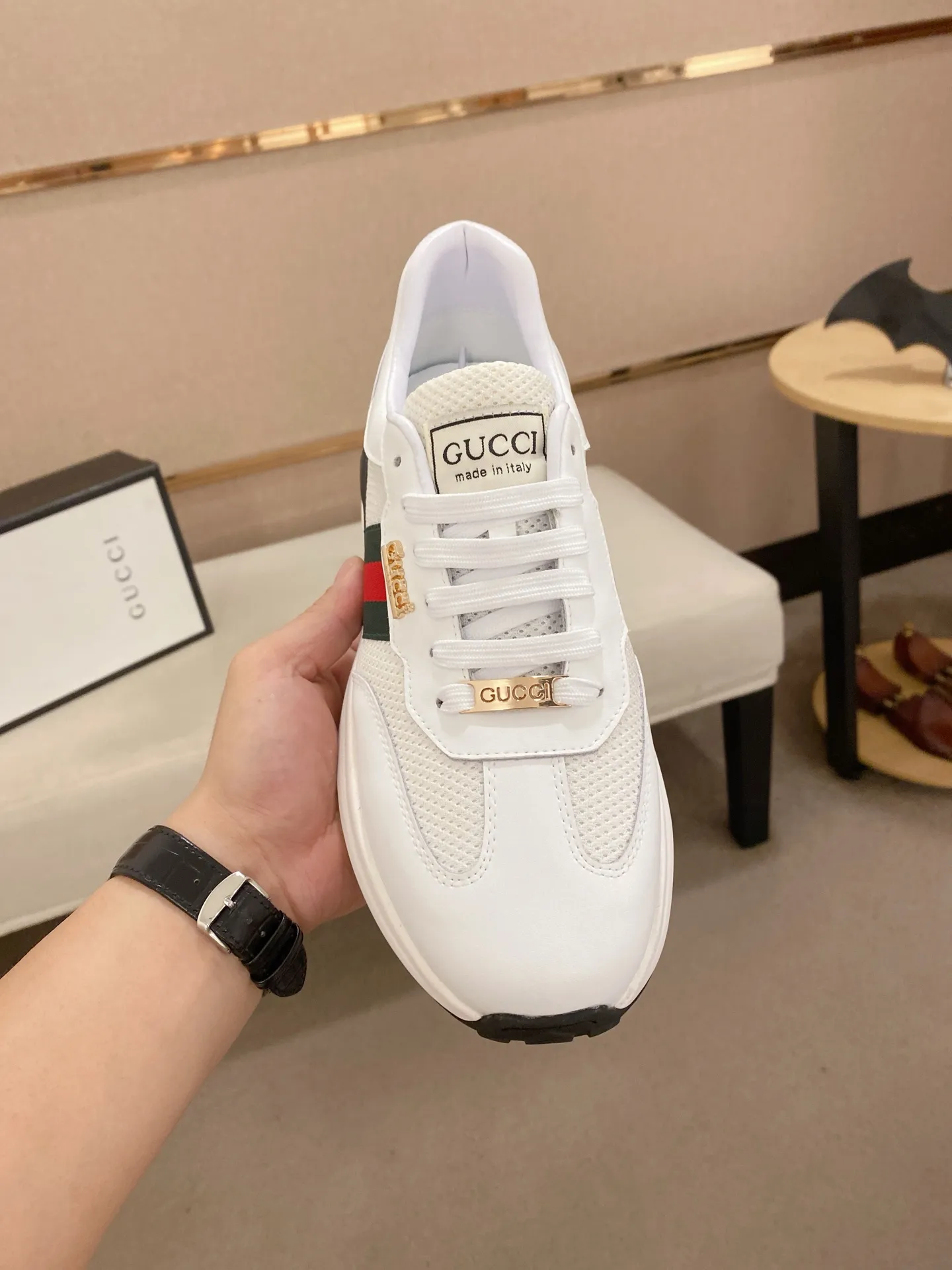 Men's shoes 💰 462💰The new GUCCI (Gucci) counters are launched simultaneously. The new men's shoes, 😘fabrics are selected from imported cowhide, and the lining is sheepskin lining. 👍🏿 High-end ☄️ air-cushion molded anti-slip rubber outsole, exquisite lines, simple and elegant, comfortable and high-end for leisure travel. Code number: 38 to 44 (45 can be customized and cannot be returned or exchanged)